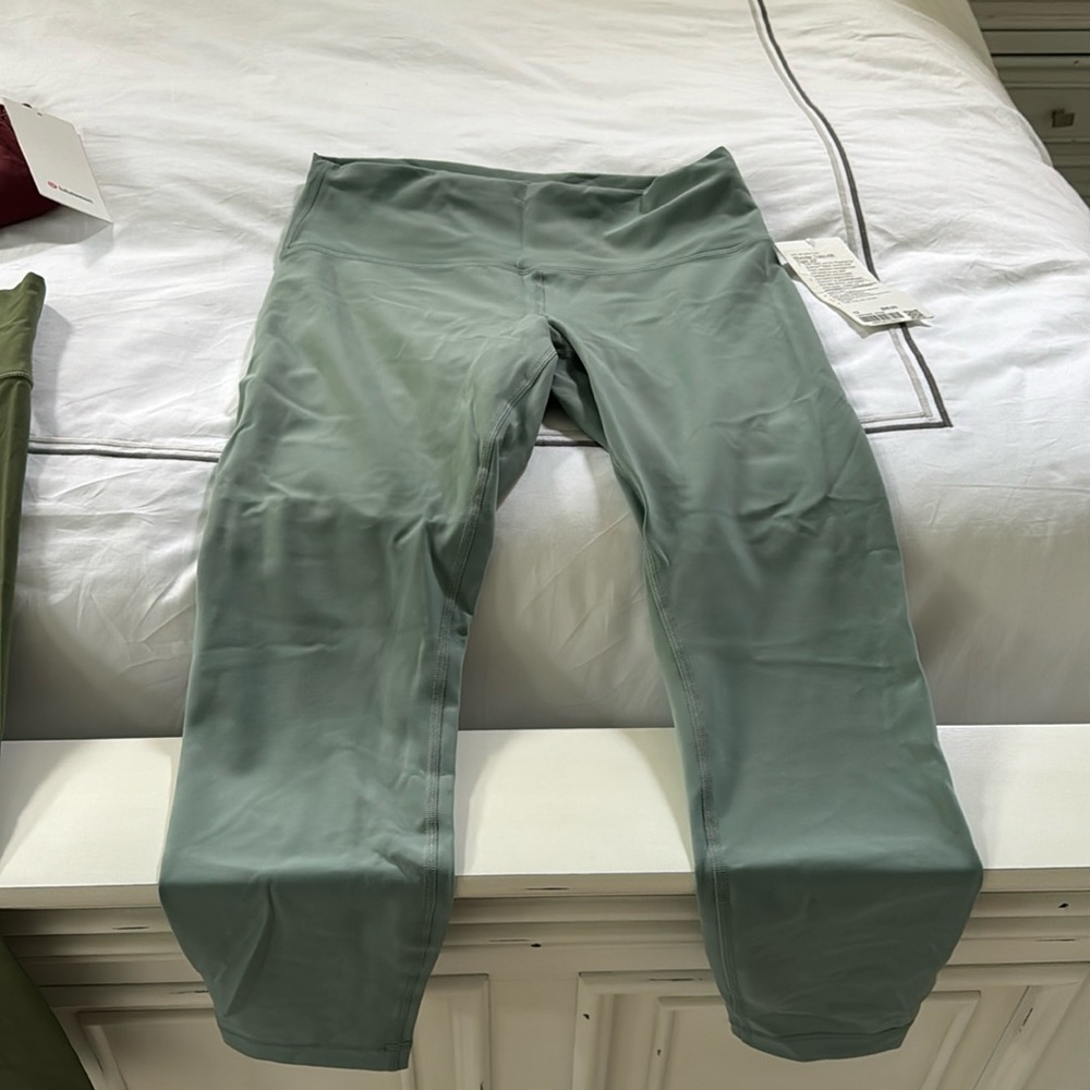 *NWT** Lululemon Wunder Train HR Tight 25”